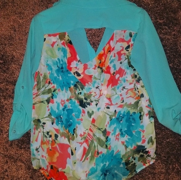 🦋IZ Byer Blue Floral print Top - Picture 2 of 2